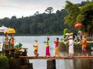 Bali Ulun Danu and Tanah Lot Tour Package 2 balinese